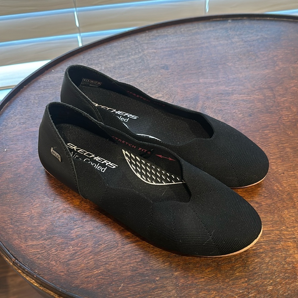 Black flat sketchers, arch fit air cold black worn once
